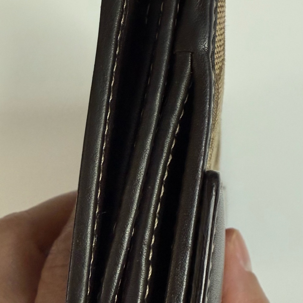Gucci Tan and Brown Heart Clasp Wallet - Picture 12 of 17